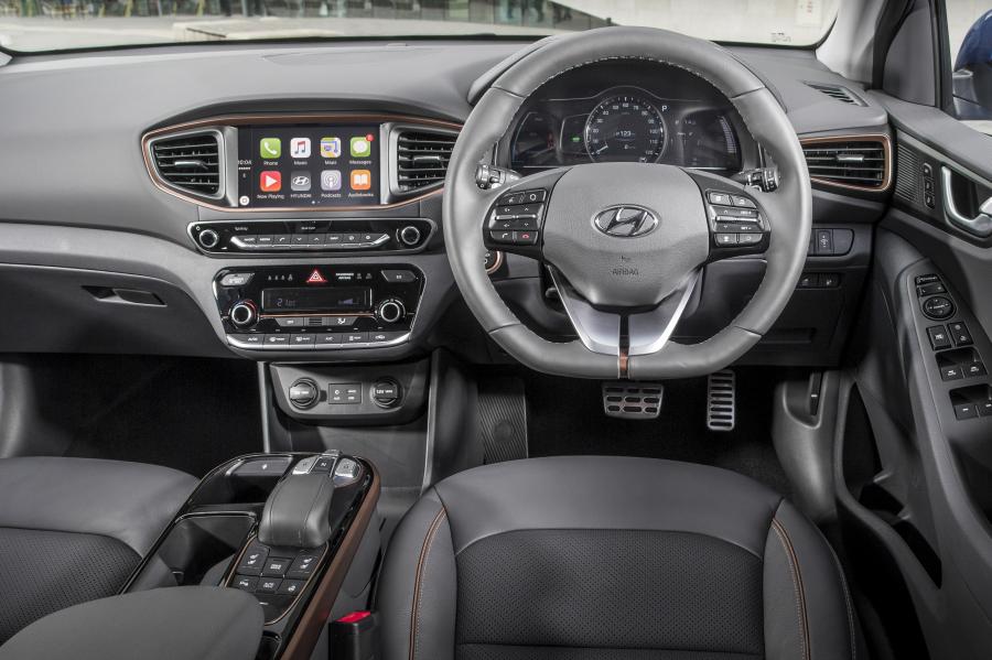 Торпедо Hyundai IONIQ electric 2016 года  (UK) (фото 22 из 29)